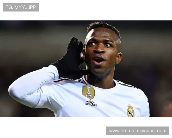 皇马反击速度极快，维尼修斯挑射越过门将